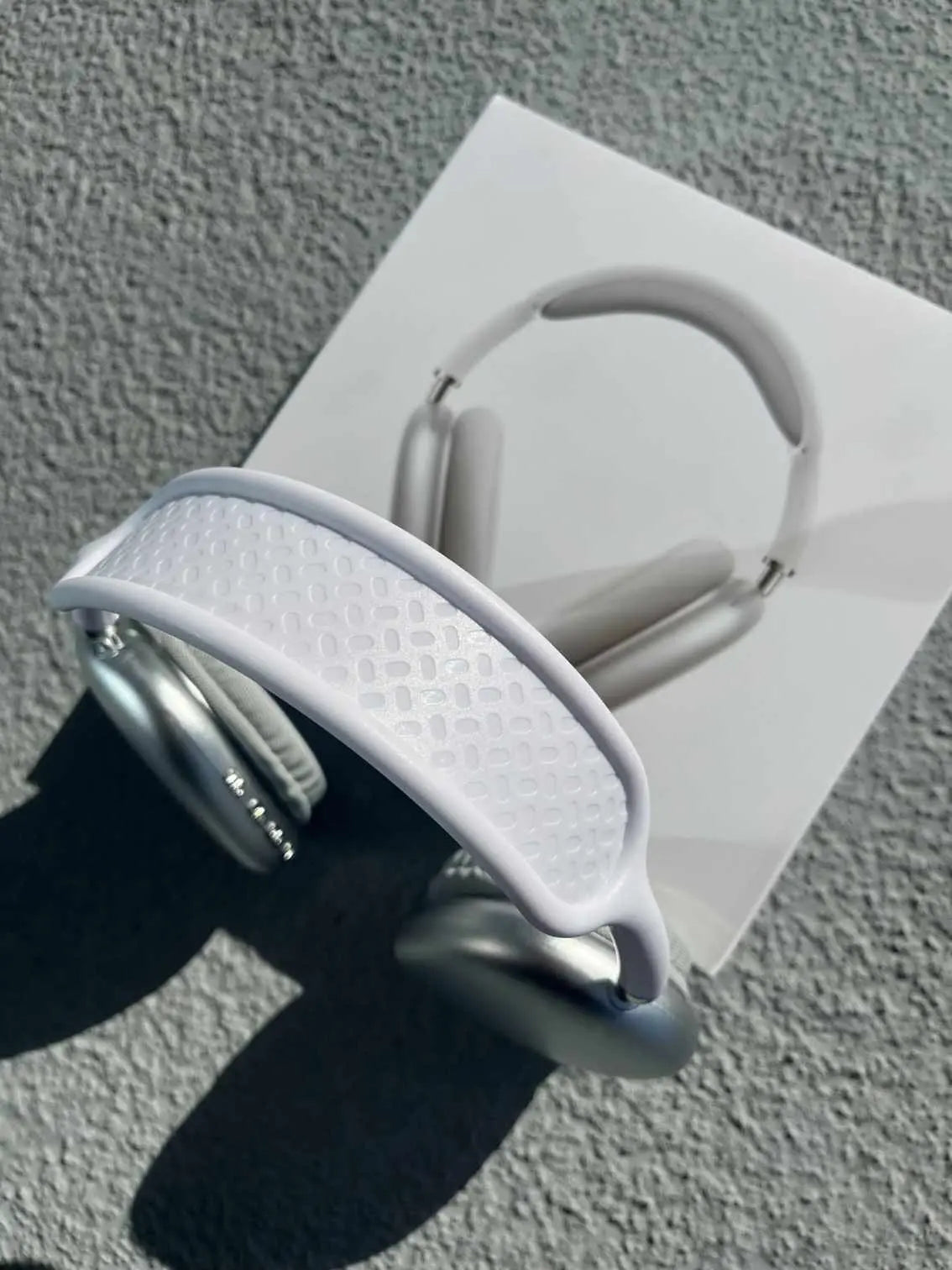 Silver wireless headphones P9 Pro Max from top.