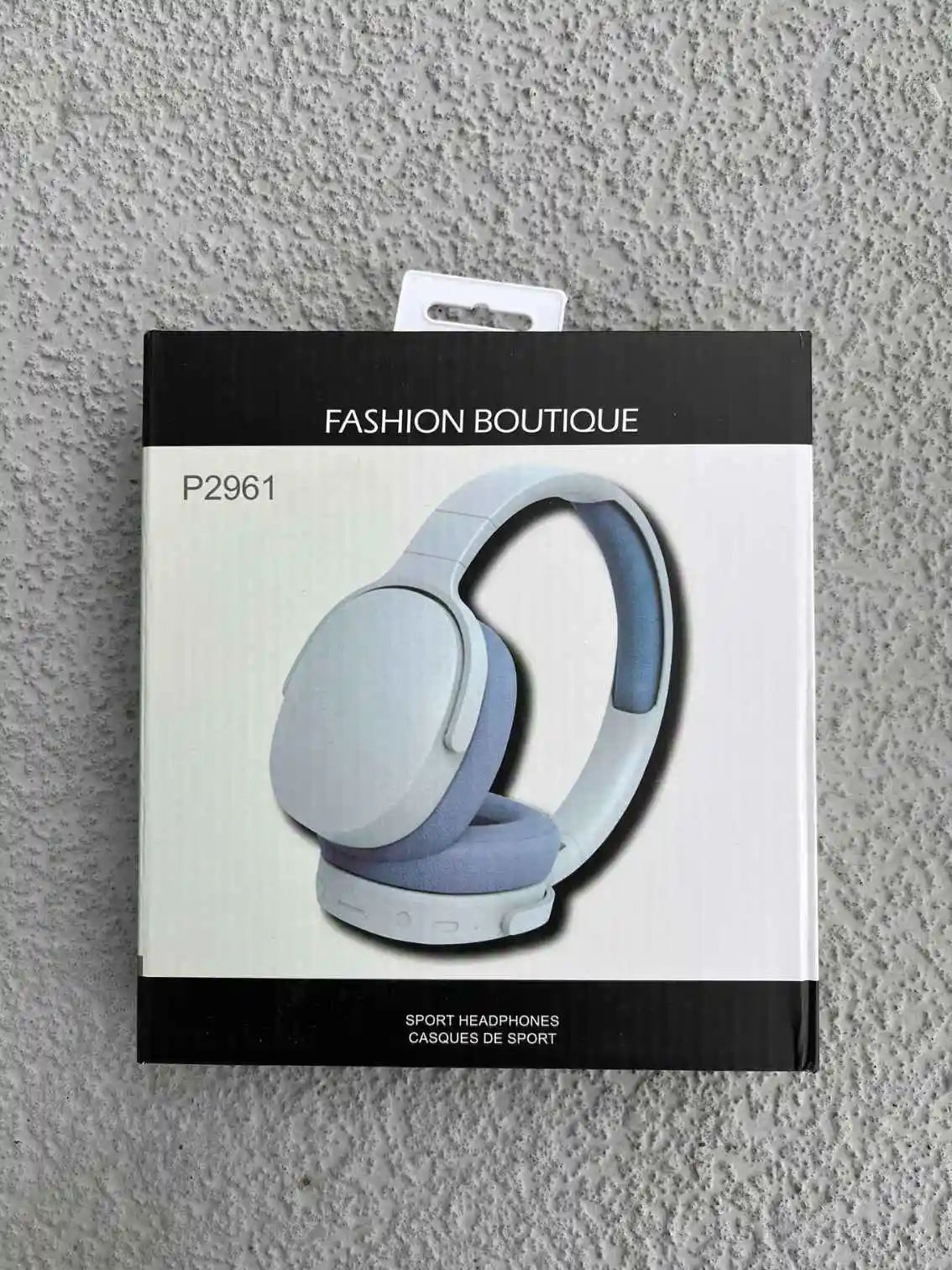 Wireless headphones model P2961 in blue with sleek design and sport packaging.