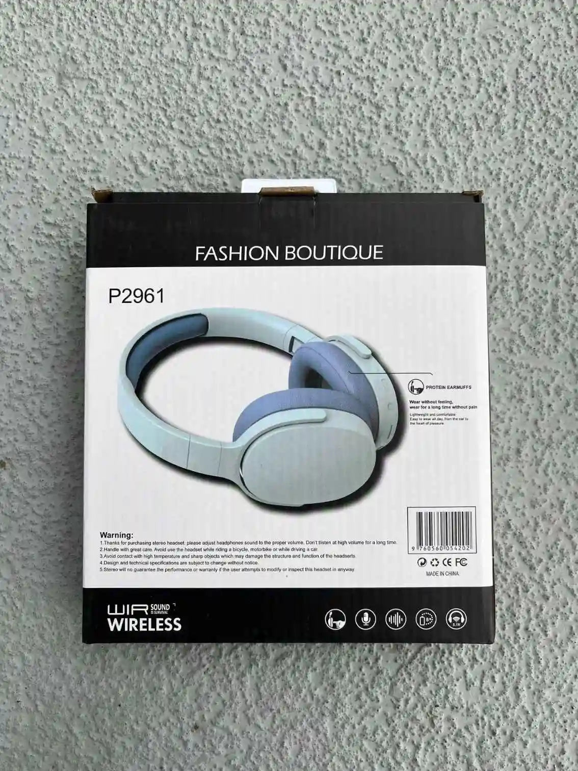 Packaging of blue wireless headphones model P2961 with product details and features.