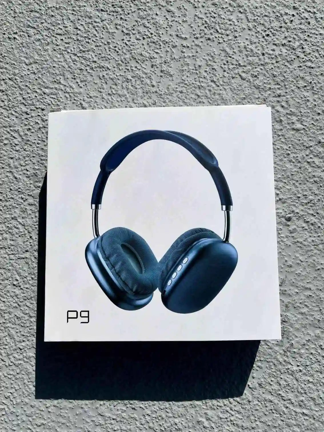 The front of the box of blue p9 wireless headphones.