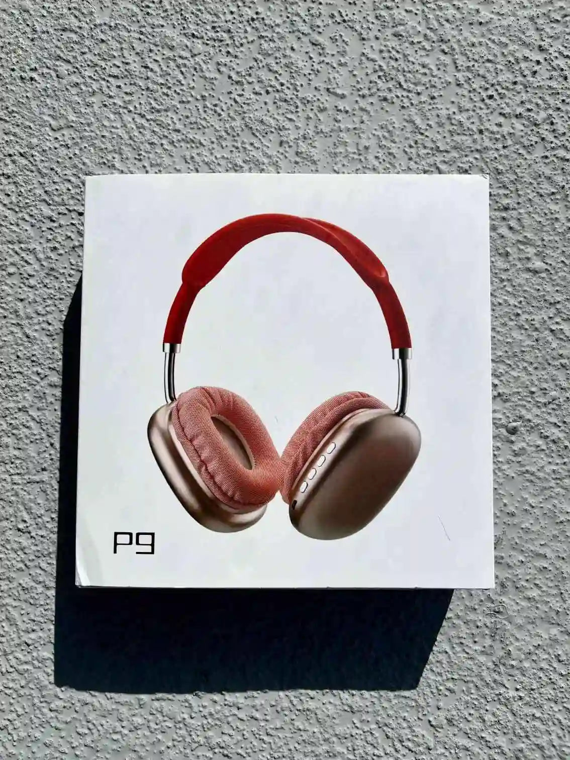 The front of the box of p9 red wireless headphones.