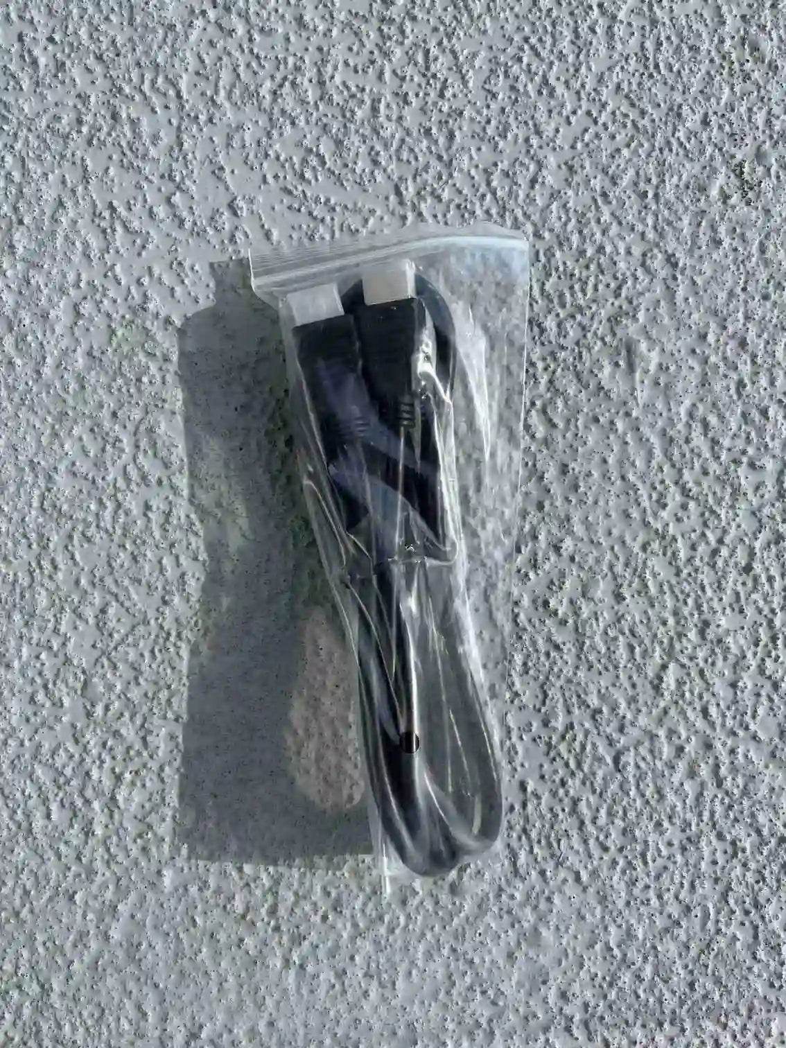 Cable hdmi in a zip bag.