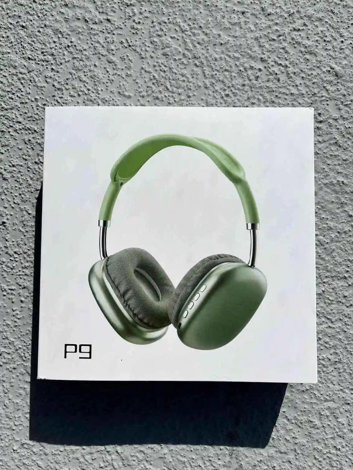 The front of the box of green p9 bluetooth headphones.