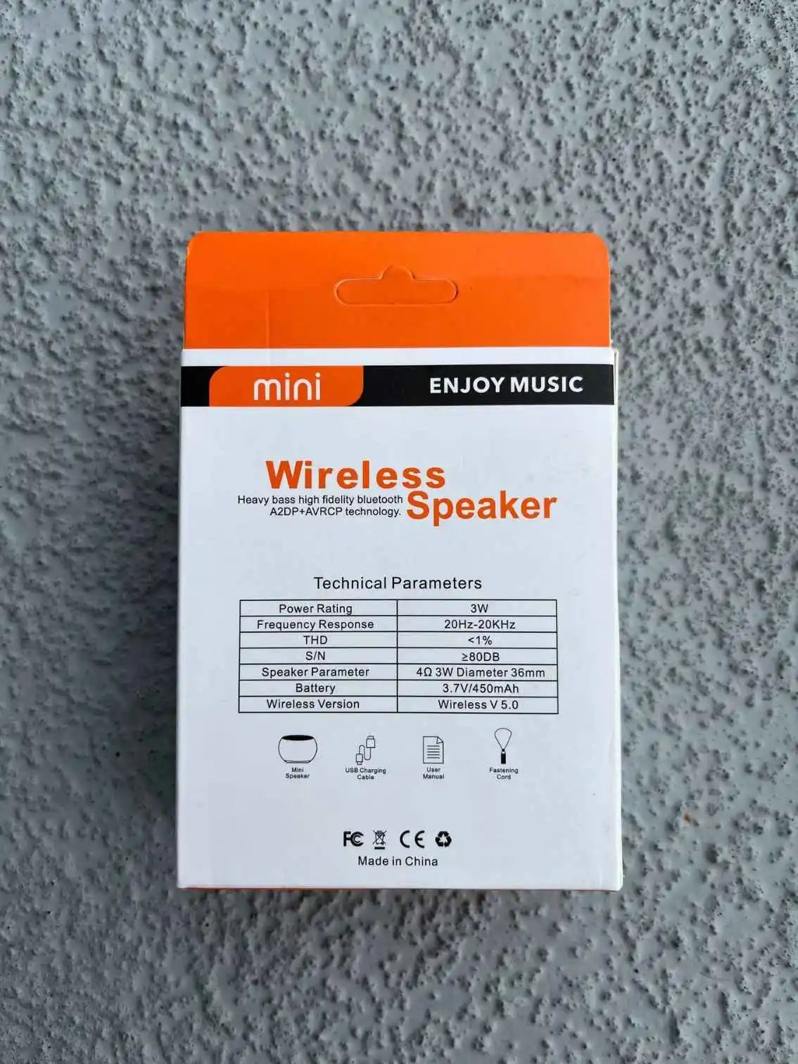 Technical specifications of black mini Bluetooth speaker on the packaging.