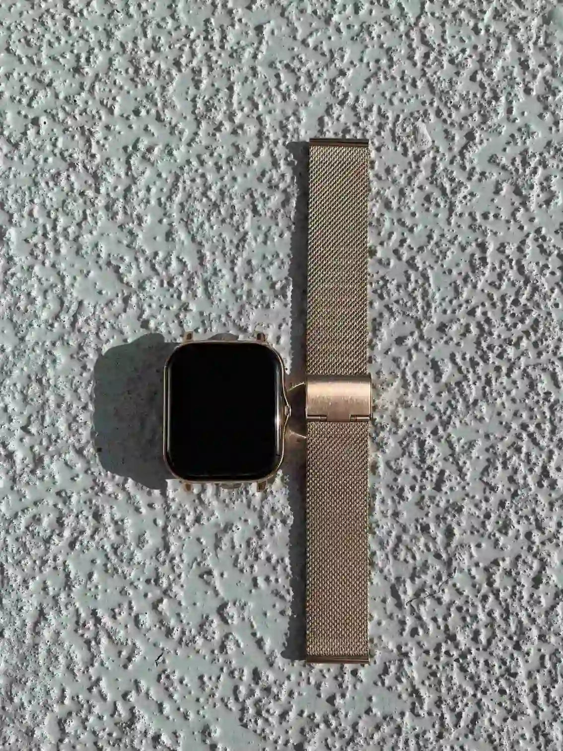 Smartwatch gold on the front side.