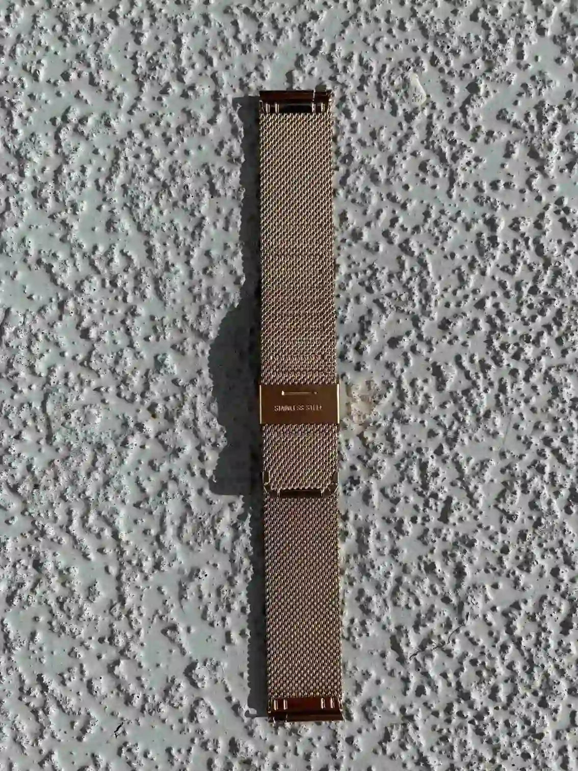 Smartwatch a gold strip.