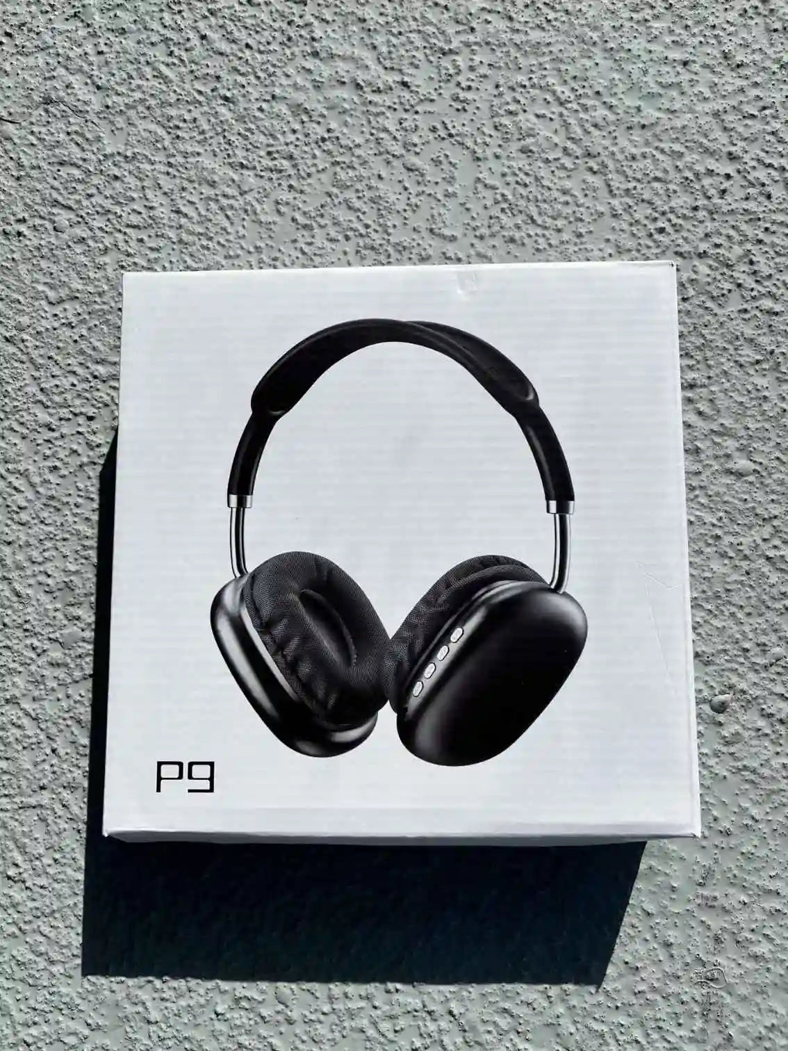 The front of the box of black wireless headphones p9.