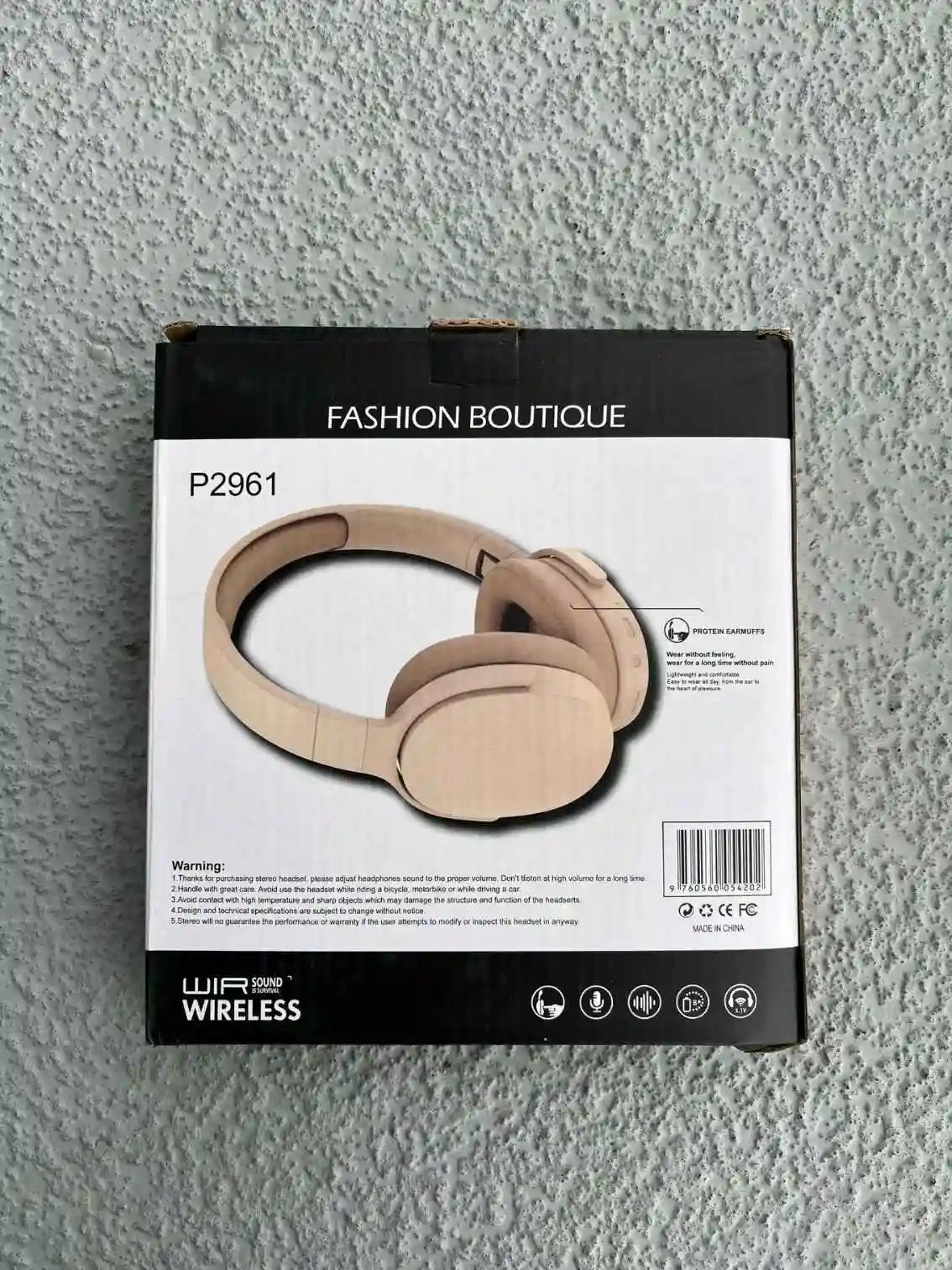 Wireless headphones packaging model P2961 with product image and specifications.